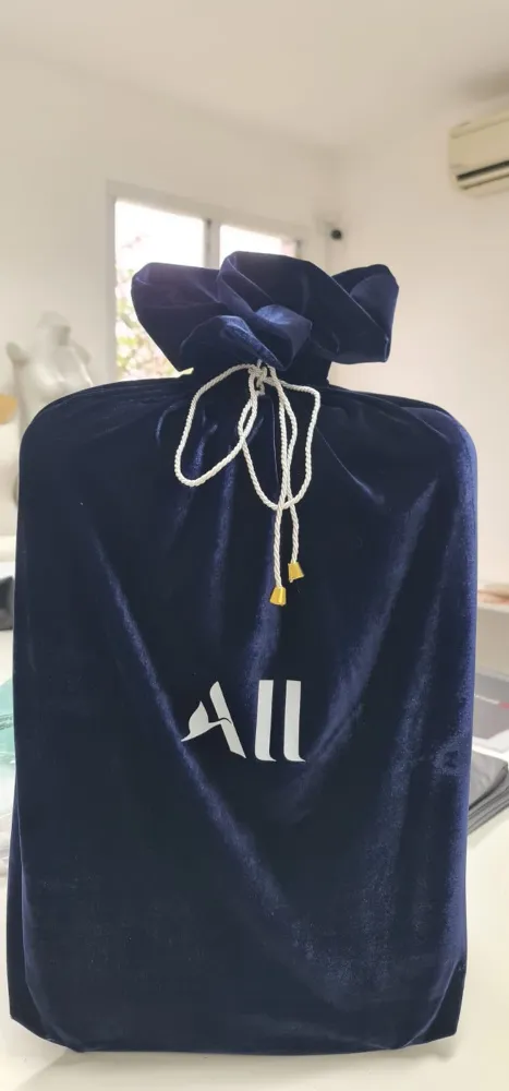 Saco de veludo azul-marinho personalizado com logo All, cordão e ponteiras douradas