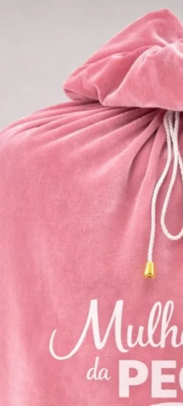 Detalhe do cordão e da ponteira dourada em saco de veludo rosa personalizado