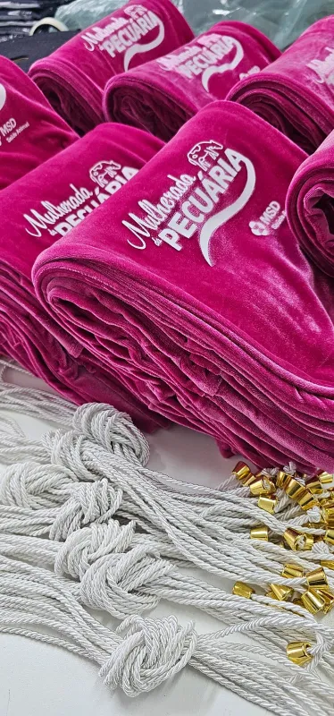 Lote de sacos de veludo rosa personalizados com cordões brancos e ponteiras douradas